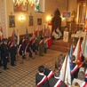 Ołtarz główny w sierpeckiej farze otoczyły delegacje z pocztami sztandarowymi