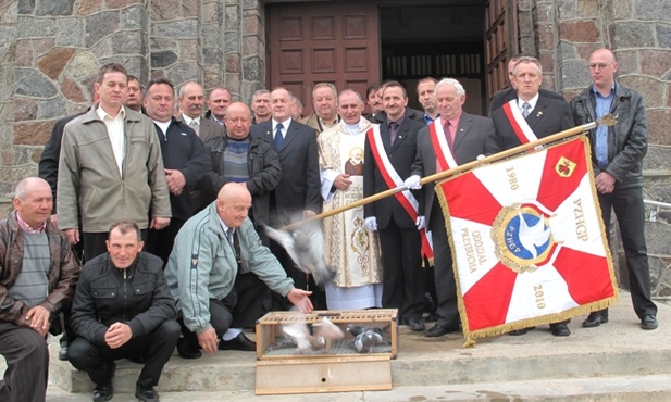 Po Mszy św. symbolicznie wypuszczono kilka gołębi