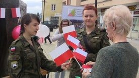 Uczniowie ciechanowskich szkół zaangażowali się w ciechanowską akcję w Dniu Flagi