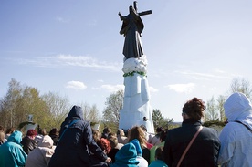 Figura Matki Bożej góruje nad domacyńskim wzgórzem od prawie osiemnastu lat