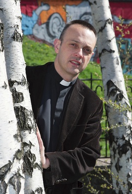 Ks. Jarosław Ogrodniczak (ur. 1969 r)., duszpasterz rodzin, przez 8 lat był odpowiedzialny za dom rekolekcyjny Ruchu Światło–Życie „Emaus” w Koniakowie, mieszka w Katowicach