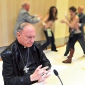 Abp André Léonard zachował  podczas ataku Femenu spokojną, godną postawę modlitewną, co zyskało mu szacunek zebranych