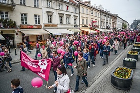  Przed Pałac Prezydencki przeszedł pochód z różowymi balonami