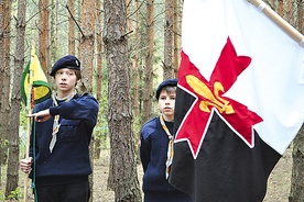 Skauci są spadkobiercami wielkiej tradycji, o której przypominają sztandar, mundur i harcerskie symbole