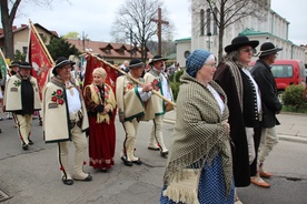 Uroczysty przemarsz z kościoła, ulicami Żywca