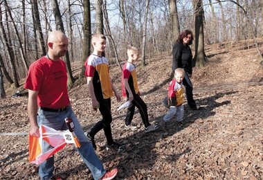 Bracia z rodzicami i najmłodszym Maksiem