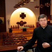 Ksiądz rektor w kaplicy seminaryjnej