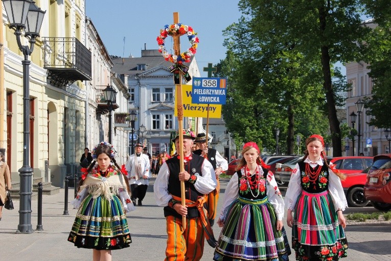 Do Piotrkowa i Częstochowy pielgrzymi wchodzili w strojach ludowych