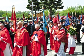 Procesja z relikwiami bł. Jana Pawła II przeszła wśród strażackich pocztów sztandarowych
