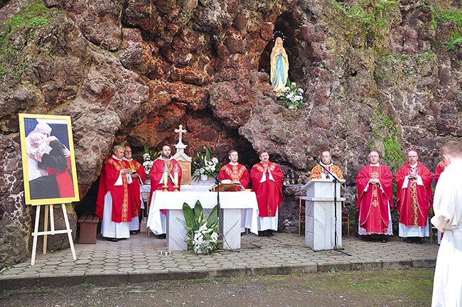 Jubileuszowej Mszy św. przewodniczył abp Celestino Migliore (drugi z prawej)