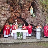 Jubileuszowej Mszy św. przewodniczył abp Celestino Migliore (drugi z prawej)