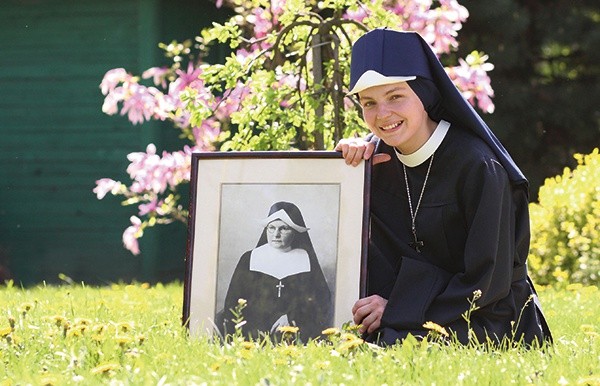 Siostra Miriam (z portretem założycielki) ze Zgromadzenia Najświętszej Duszy Chrystusa – „słonecznych sióstr”  