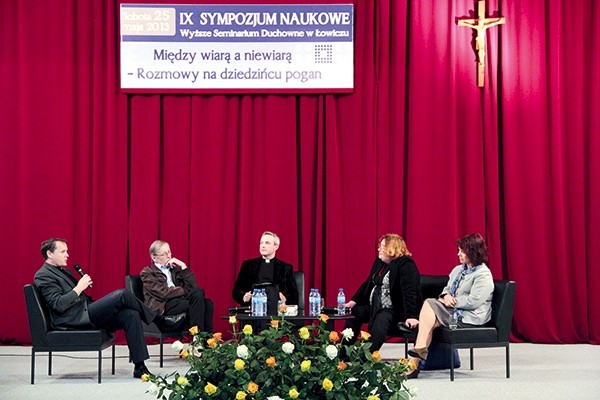 Uczestnicy panelu dyskusyjnego rozmawiali o tym, czego wierzący może się nauczyć się od niewierzącego