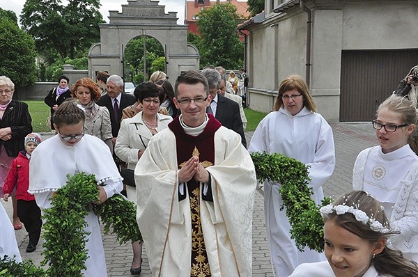 Tradycją jest, że neoprezbiter do kościoła wchodzi otoczony zielonym mirtowym wieńcem