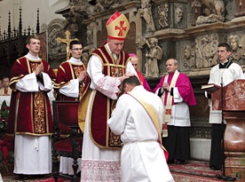 Włożenie rąk jest materialnym znakiem sakramentu święceń kapłańskich