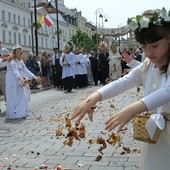 W centralnej procesji Bożego Ciała w Warszawie co roku bierze udział kilka tysięcy wiernych