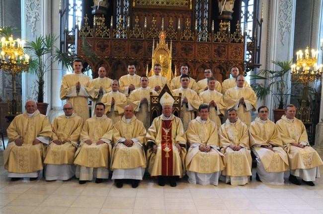 Po zakończonej liturgii diakoni stanęli do pamiątkowej fotografii z bp. Adamem Odzimkiem oraz członkami zarządu Wyższego Seminarium Duchownego 