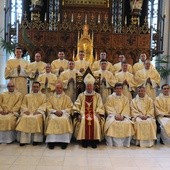 Po zakończonej liturgii diakoni stanęli do pamiątkowej fotografii z bp. Adamem Odzimkiem oraz członkami zarządu Wyższego Seminarium Duchownego 