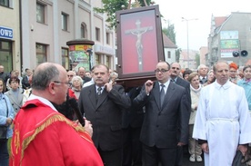 Krzyż na ulicach i za kratami (wideo)