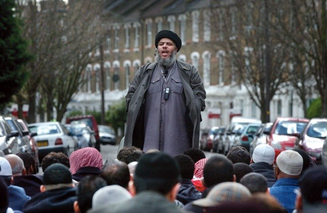 Muzułmański radykalny imam Abu Hamza wygłasza kazanie  na skrzyżowaniu ulic  przed meczetem  przy Finsbury Park w Londynie