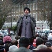 Muzułmański radykalny imam Abu Hamza wygłasza kazanie  na skrzyżowaniu ulic  przed meczetem  przy Finsbury Park w Londynie