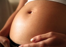 Kobieta w 9. miesiącu ciąży wyskoczyła przez okno