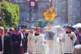 Długi Targ wypełnił się wiernymi idącymi w procesji. W tle fontanna Neptuna, jeden z symboli Gdańska