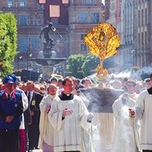 Długi Targ wypełnił się wiernymi idącymi w procesji. W tle fontanna Neptuna, jeden z symboli Gdańska