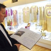 Ks. Zbigniew Cichon z dumą pokazuje księgę pamiątkową. „Niech ta Sala Tradycji parafii przygotowana z sercem i profesjonalizmem uczy i uświęca wszystkich zwiedzających. Niech uczy miłości Boga, Kościoła i Ojczyzny” – napisał metropolita