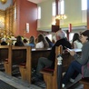 Czytający i słuchający słowa Bożego w kościele pw. Ducha Świętego w Mławie
