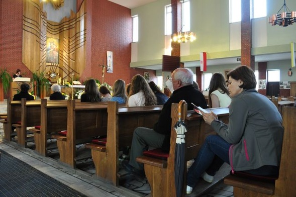 Czytający i słuchający słowa Bożego w kościele pw. Ducha Świętego w Mławie