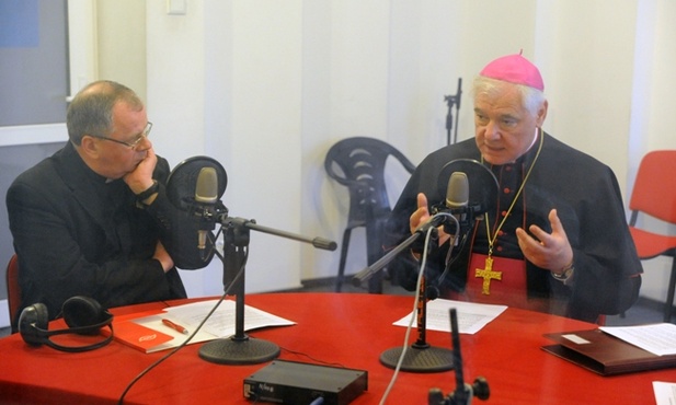 Abp Gerhard Ludwig Müller w studiu Radia Plus Radom. Z lewej ks. Zbigniew Niemirski