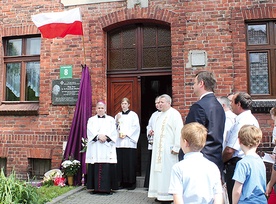  Bp Jan Kopiec (pierwszy z lewej) i ks. Adam Wodarczyk. W tej szkole odbywała się oaza.