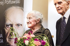  Przeżyli wspólnie 65 lat życia. Na promocję książki wchodzą, trzymając się za ręce: Wanda i Andrzej Półtawscy