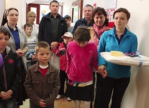 Podopieczni Fundacji Pomocy Dzieciom i jej pracownicy w drzwiach nowego obiektu