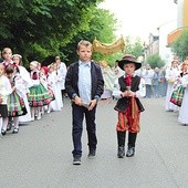 Poprzez udział w procesji najmłodsi łowiczanie kształtują swoją tożsamość 