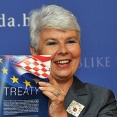 Premier Chorwacji Jadranka Kosor z traktatem akcesyjnym do UE.  1 lipca br. Chorwacja stanie się 28. członkiem wspólnoty europejskiej