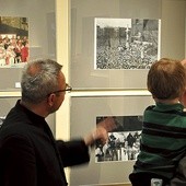  Na uroczystości otwarcia ekspozycji obecnych było wielu bezpośrednich świadków minionych wydarzeń. Wyjaśniali młodszym historyczne szczegóły