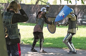 Rycerze ćwiczą  na podstawie opisów walk  ze średniowiecznych traktatów. Z dobrą techniką można  wygrać każdy pojedynek
