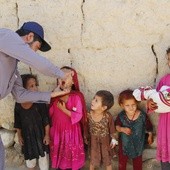 Dzieci w Afganistanie w kolejce do szczepienia