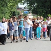 W pielgrzymce z Krzemienicy do Czerniewic młodzi ludzie uczestniczyli w nabozeństwie Drogi Krzyżowej