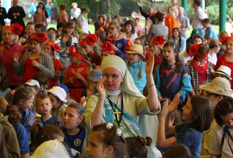 Wśród dzieci obecni byli misjonarze z całego świata.