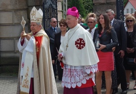 Relikwie bł. Jana Pawła II do suchedniowskiej światyni wniósł bp Henryk Tomasik