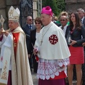 Relikwie bł. Jana Pawła II do suchedniowskiej światyni wniósł bp Henryk Tomasik