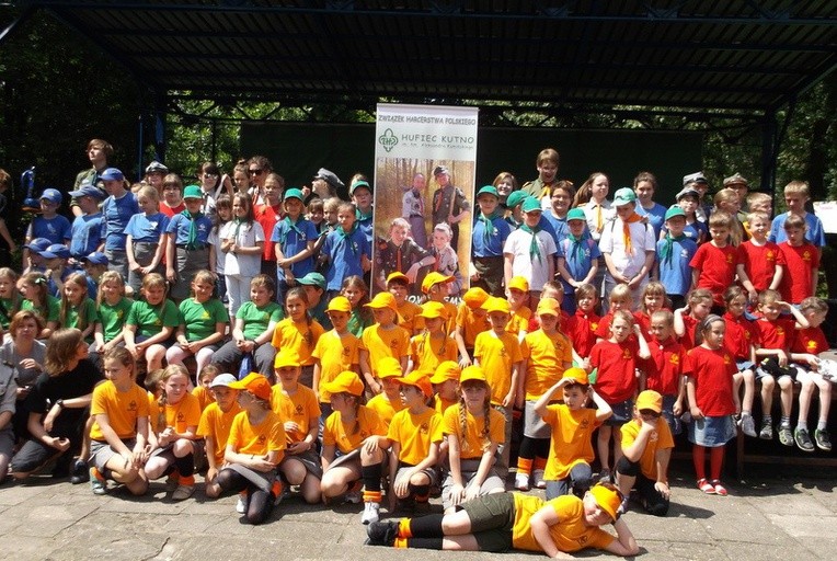 Zuchy w kolorowych koszulkach ubarwiły kutnowski park Traugutta