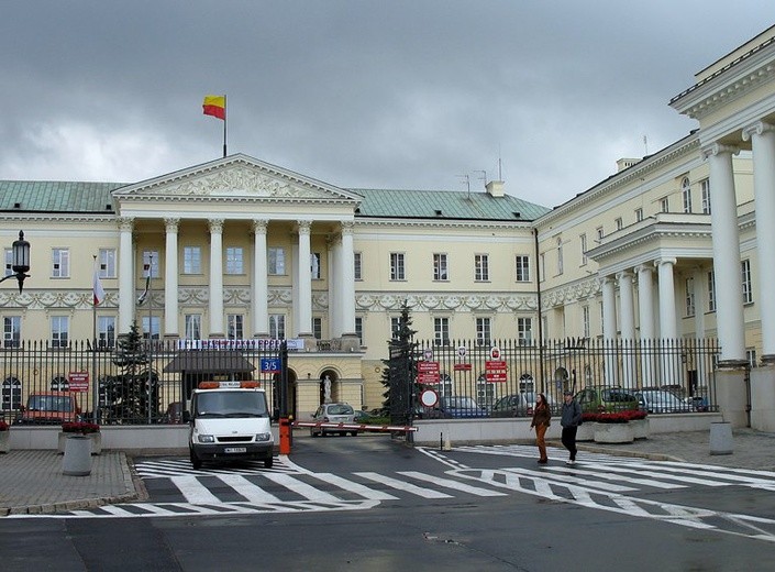 Czarne chmury zebrały się nad stołecznym ratuszem....