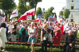  Do Krzeszowa przyjechało kilkaset osób z terenu całej archidiecezji wrocławskiej, manifestując przywiązanie do wartości katolickich  