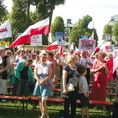  Do Krzeszowa przyjechało kilkaset osób z terenu całej archidiecezji wrocławskiej, manifestując przywiązanie do wartości katolickich  