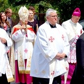  Bp Henryk Tomasik wniósł relikwie bł. Jana Pawła II do suchedniowskiej świątyni 