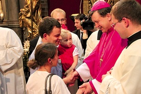  Po Eucharystii arcybiskup odbierał życzenia i gratulacje 